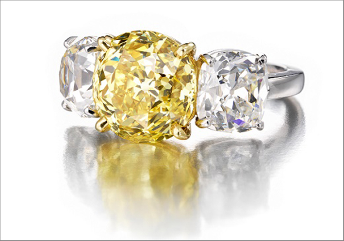 Anello con diamante giallo di 6,32 carati e diamanti bianchi