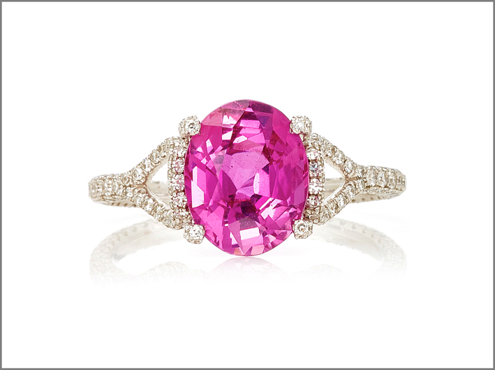 Anello con zaffiro rosa ovale e diamanti. Prezzo: 56.000 dollari