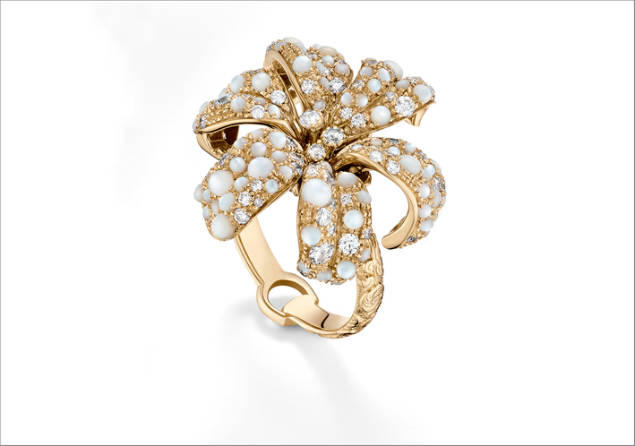 Nuovo anello della collezione Flora, in oro rosa, diamanti e madreperla