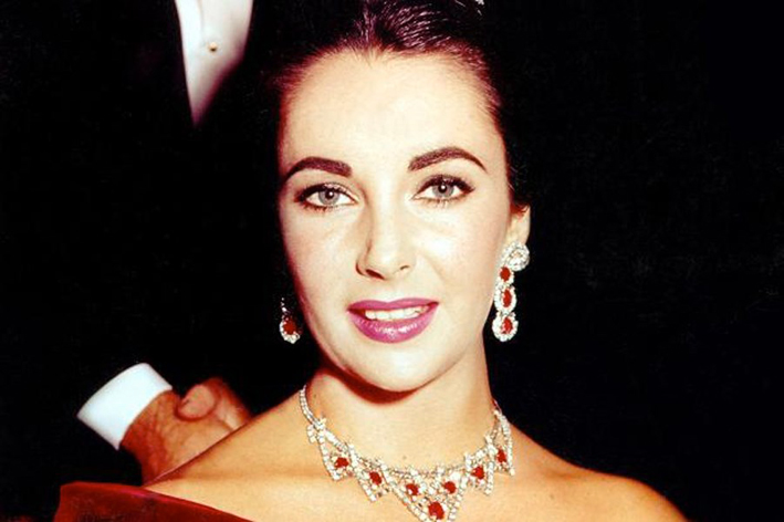 Liz Taylor con gli orecchini in rubini e diamanti di Cartier