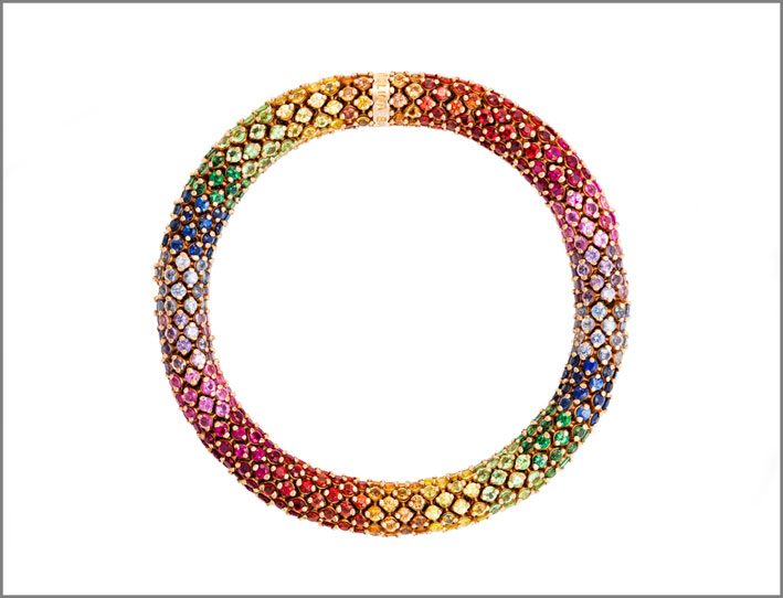 Bracciale decorato con pietre preziose come zaffiri e tsavoriti, con le rondelle di firma del marchio attaccate su una catena in oro rosa da 18 carati, racchiuse da una molla in acciaio inossidabile, che consente flessibilità e movimento