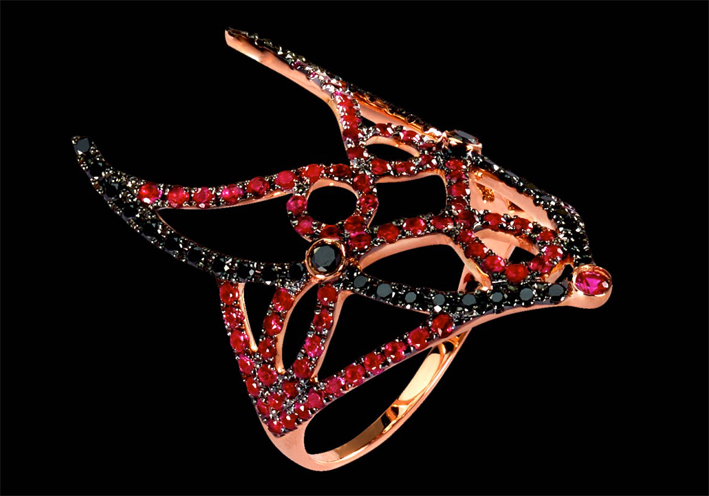 Dianea Orcini, anello in oro rosa con diamanti neri e rubini