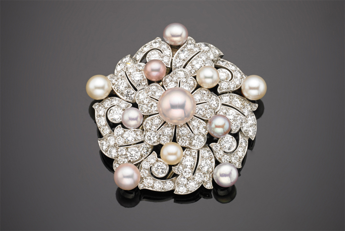 Bulgari, spilla in oro bianco, diamanti e perle coltivate dal bianco al grigio e al rosa.jpg