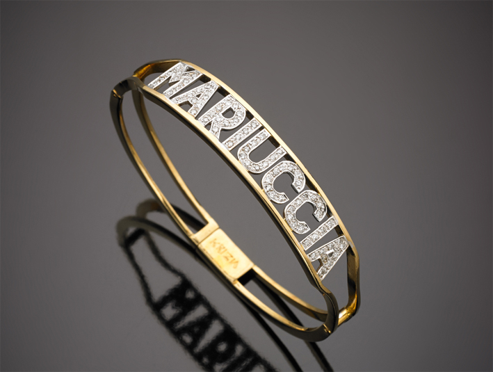 Bracciale rigido in oro giallo con il nome Mariuccia e il logo Krizia
