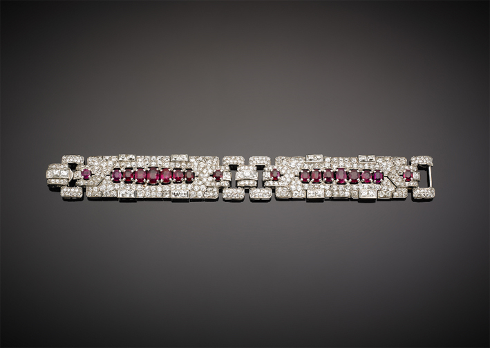 Cartier, bracciale in platino con diamanti rotondi, carré e ovali, con rubini ovali degradanti. Stima: 70-90.000 euro