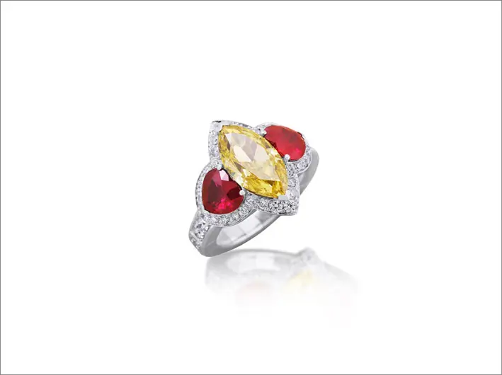 Anello con diamante fancy yellow e rubini birmani