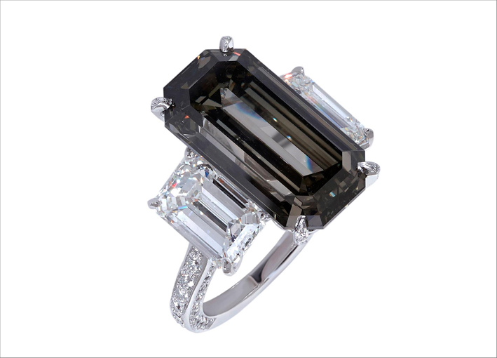 Moussaieff, anello con diamante grigio taglio smeraldo di 11 carati