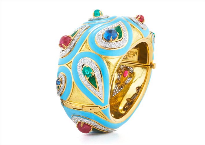 David Weeb, anello Paisley in oro e platino con rubini cabochon, smeraldi, zaffiri, diamanti taglio brillante, smalto blu