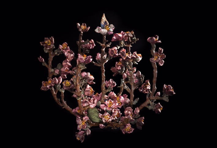 Menorah di Jar, sotto forma di un ramo di mandorlo in fiore, con fiori di smalto rosa e un bocciolo centrale con un mix di pavé con diamanti bianchi e oro, zaffiri blu e viola, rubini rosa
