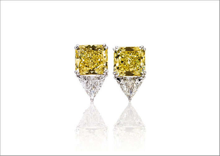 orecchini in oro bianco 18 carati con 2 diamanti fancy yellow (4.66 carati ciascuno) e due diamanti bianchi triangolo