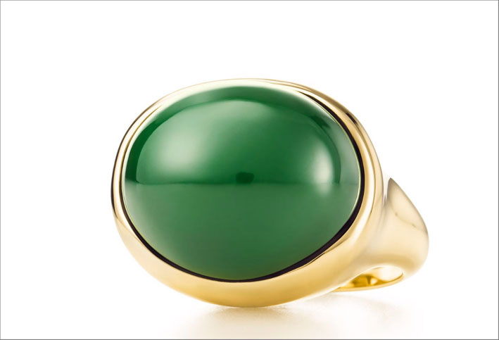 Elsa Peretti per Tiffany, anello in oro con giada verde. Prezzo: 3650 euro