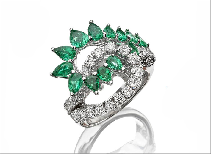 Collezione Colori d'Oriente, anello in oro bianco, diamanti e smeraldi