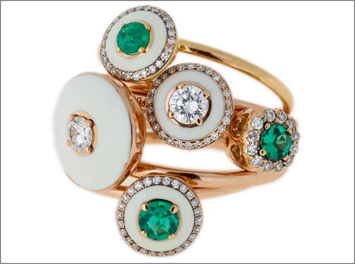 Selim Mouzannar, Mina collection, anello con smeraldi colombiani, avorio, smalto, diamanti