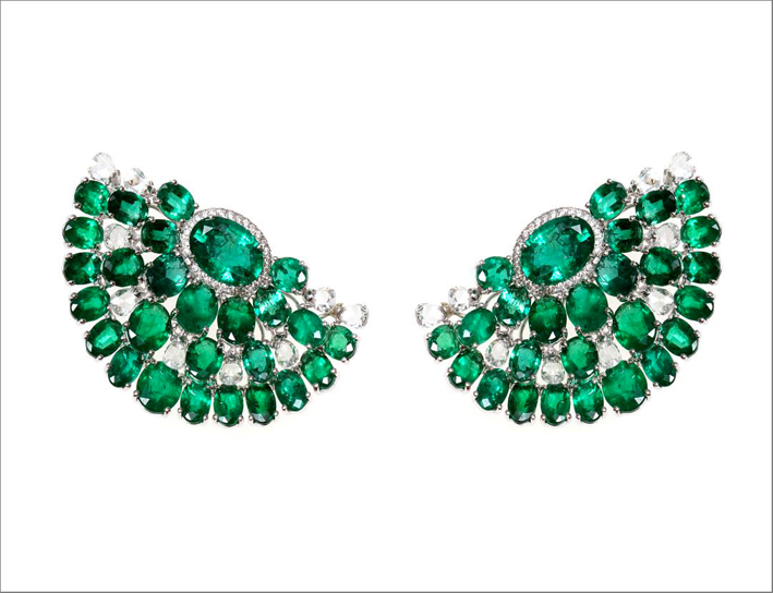 Orecchini semicircolari con smeraldi e diamanti