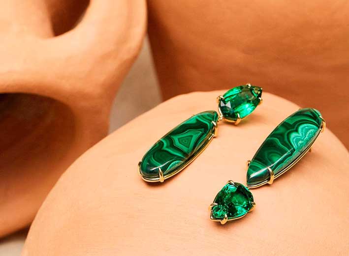 Pamela Love, orecchini asimmetrici a forma di gocce di pioggia con smeraldi Gemfields e malachite, oro 18 carati