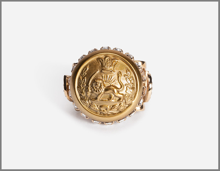 Dolce & Gabbana, anello in galvanica color oro con elemento rotondo con stemma-araldico e cristalli