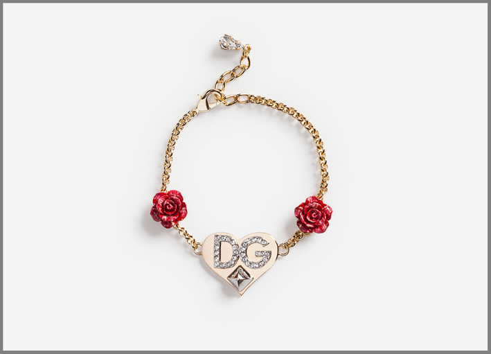 Bracciale in galvanica color oro con charm cuore logato e rose rosse in resina. Prezzo: 345 euro