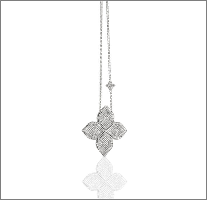 Extra large flower pendant in white gold and diamond pavé