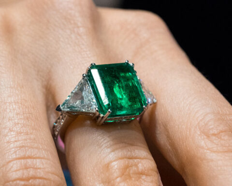Crieri, anello con smeraldo della collezione Bogotà. Copyright: gioiellis.com