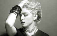 Madonna con grande catena al collo