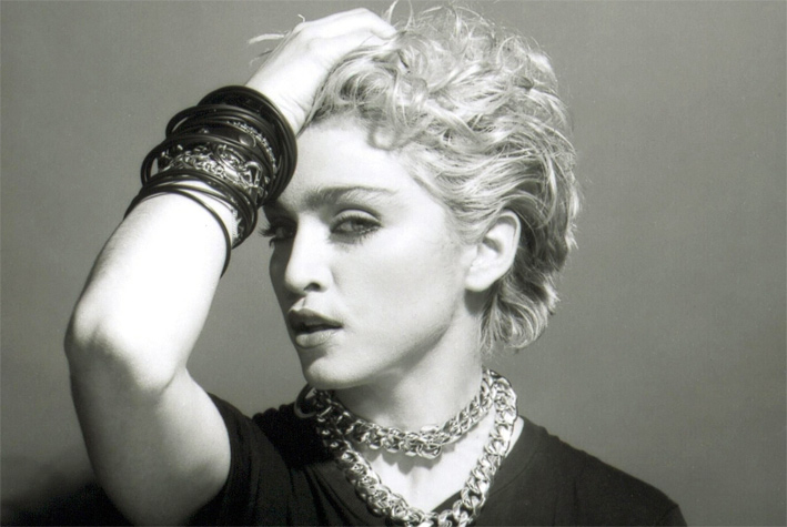 Madonna con grande catena al collo