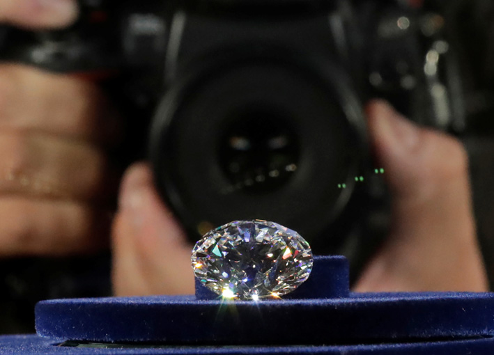 Diamante di Alrosa ricavato da una pietra  grezza di 179 carati