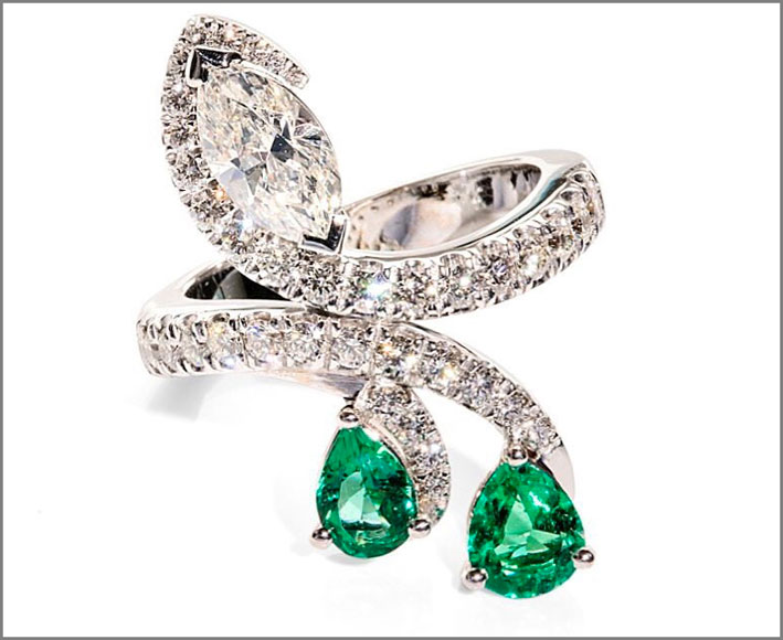 Anello con diamanti e smeraldi taglio a goccia