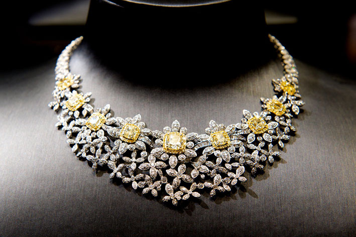 Collana con diamanti fancy yellow per 40 carati e diamanti bianchi su platino