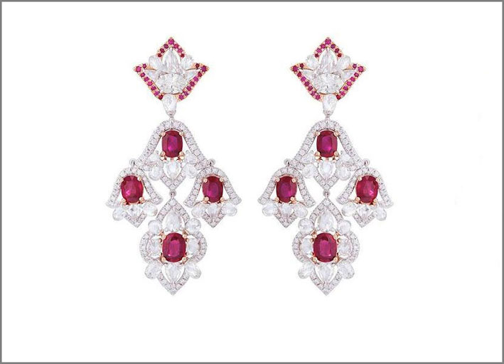Orecchini di diamanti e rubini di Nirav Modi