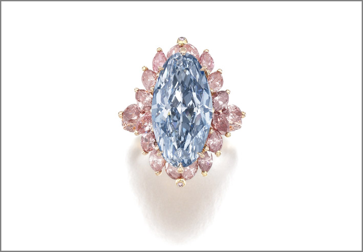 Anello con diamante Fancy Vivid Blue di 7,41 carati, montato da Moussaieff