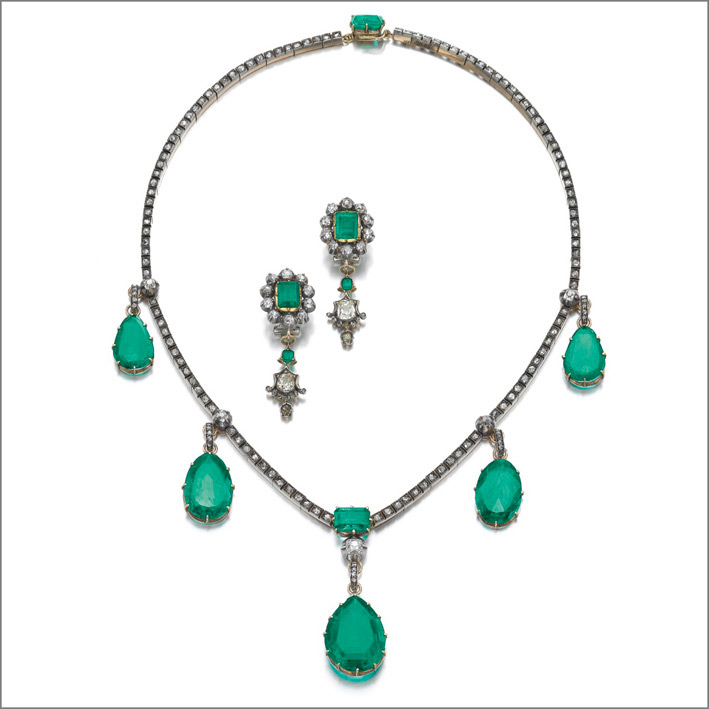 Collana con smeraldi e orecchini della prima metà del XIX secolo