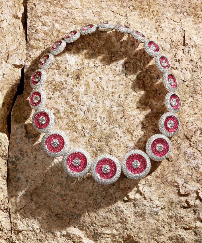 Collier con diamanti bianchi e rubini. Foto di Laziz Hamani
