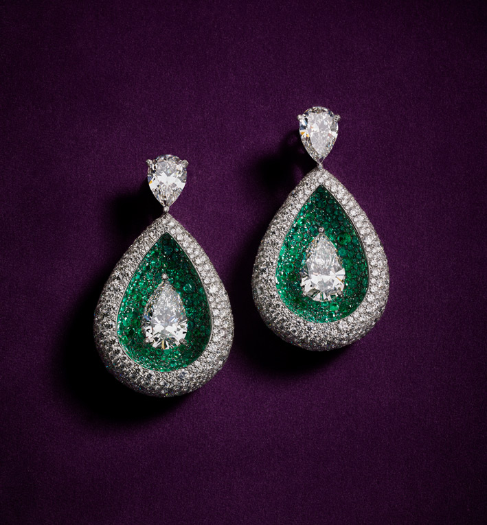 Orecchini con diamanti bianchi e smeraldi. Foto di Laziz Hamani