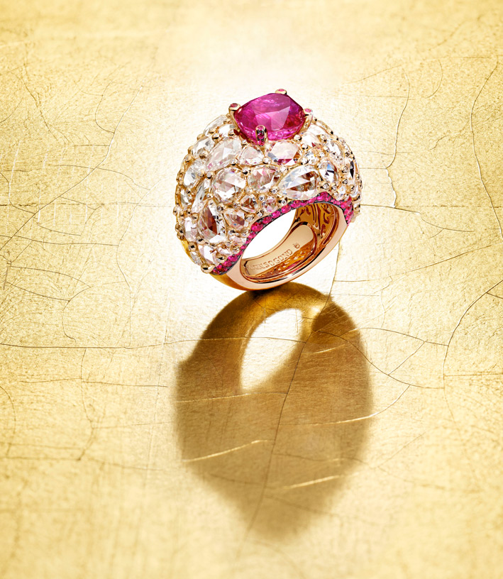Alta gioielleria de Grisogono, anello in oro rosa, diamanti, rubino. Foto di Laziz Hamani