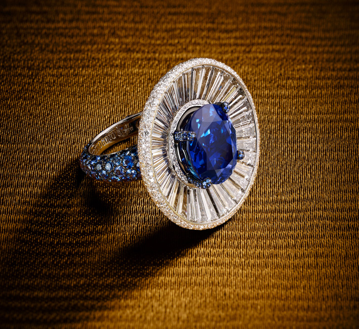 Alta gioielleria de Grisogono, anello con diamanti e zaffiro. Foto di Laziz Hamani
