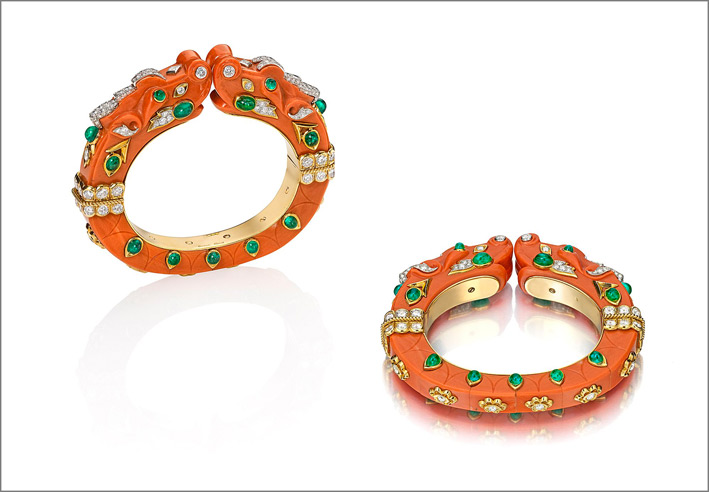 Bracciale di Cartier in corallo, smeraldi, diamanti, a forma di due chimere
