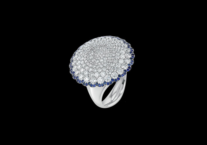 Anello Bloom con oltre 200 diamanti e zaffiri blu