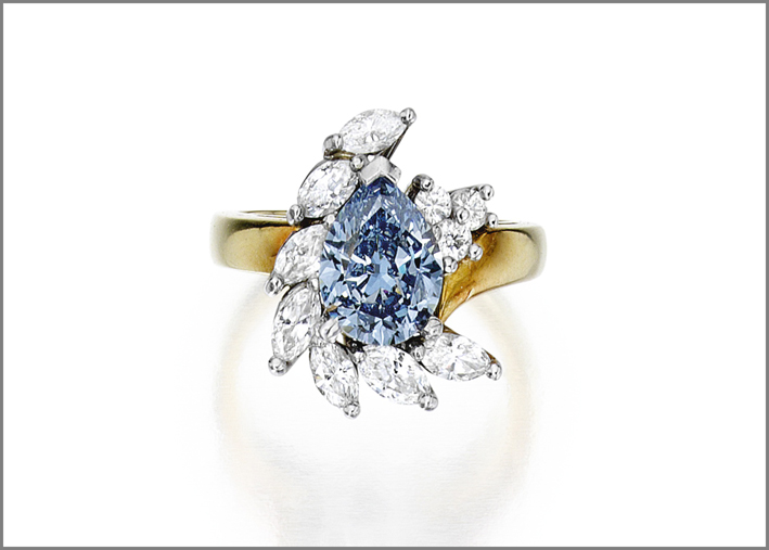 Anello con diamante blu intenso e diamanti incolori