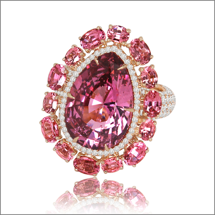 Sutra, anello con spinelli rosa e diamanti. Prezzo: 85.000 dollari