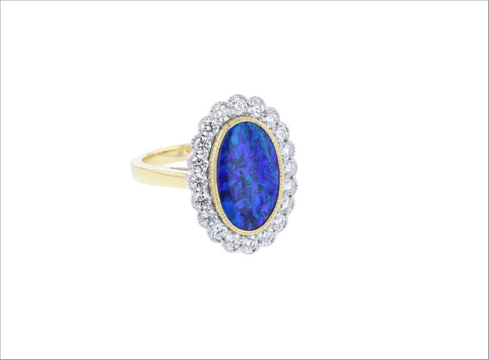 Anello con opale blu e diamanti
