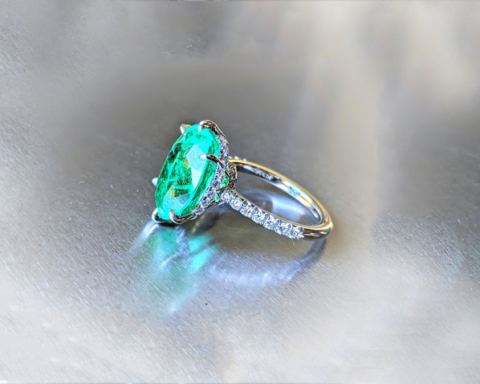 Anello in oro bianco, diamanti e smeraldo