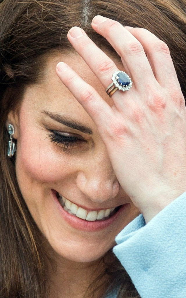 L'anello di fidanzamento con diamanti e zaffiro appartenuto a Diana e ora alla duchessa di Cambridge