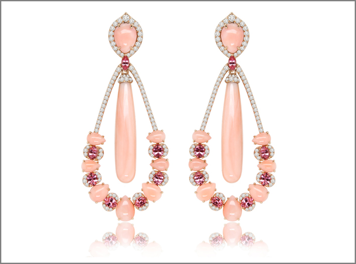 The Angel Skin and Pink Spinel Collection. Orecchini con spinello, diamanti, opale rosa. Prezzo: 15.000 dollari 
