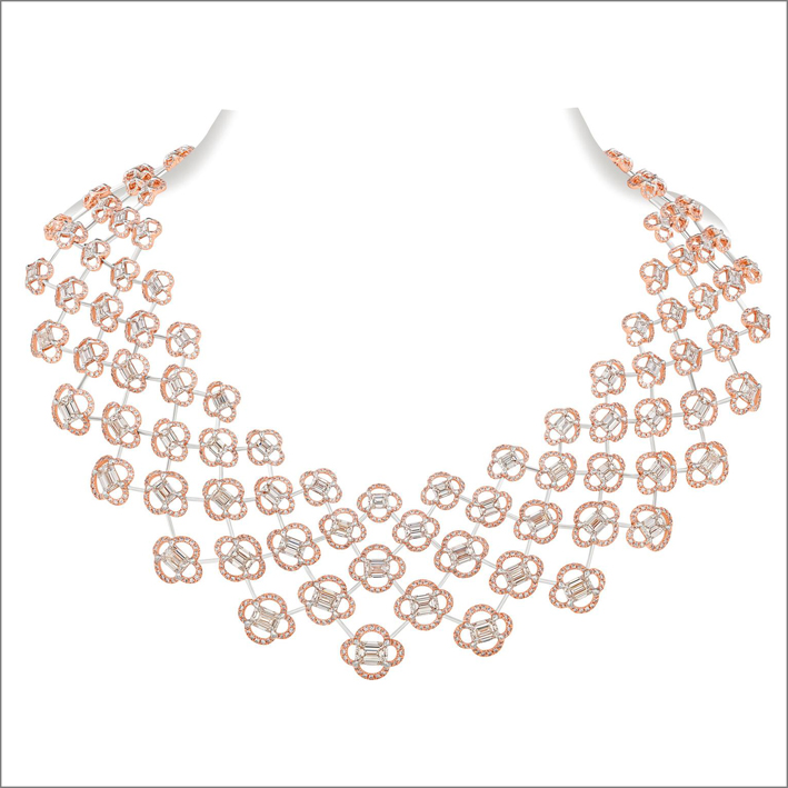 Collana in oro bianco e rosa composta da un centinaio di diamanti taglio smeraldo