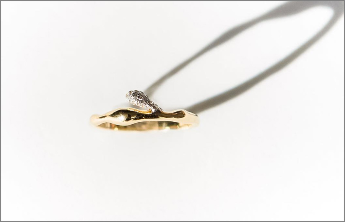 A Drop Aboce Ring, oro giallo 15 carati e diamanti