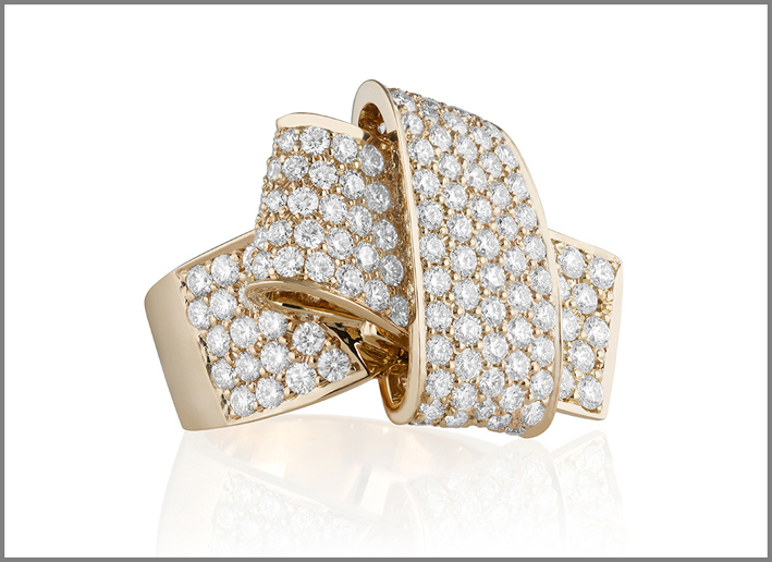 Anello Knot Jumbo, oro giallo e diamanti. Prezzo: 16500 dollari