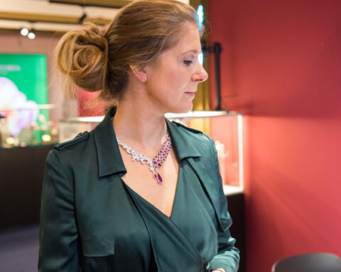 Pamela Hastry indossa la collana della collezione Florealis, in oro, diamanti, rubellite