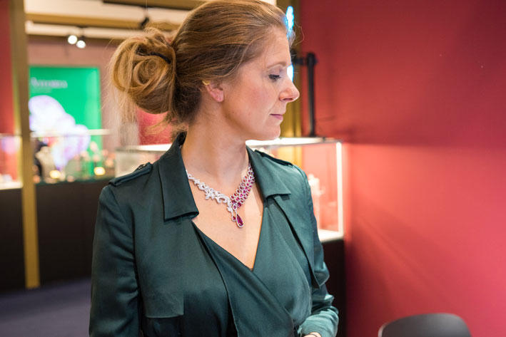 Pamela Hastry indossa la collana della collezione Florealis, in oro, diamanti, rubellite