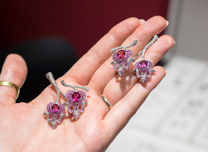 Orecchini doppi con diamanti e tormaline rosa. Copyright: gioiellis.com