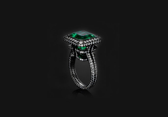 Anello Emerald Labyrinth, con uno smeraldo da 9,16 carati su oro bianco annerito e diamanti